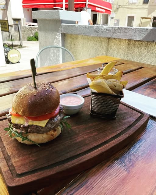 Burger s domaćim krumpirom na drvenoj dasci